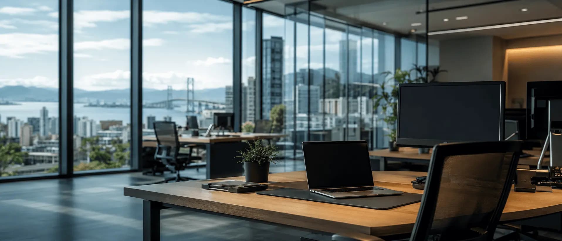 Contexto institucional da Blucom em ambientes físicos e operações enterprise